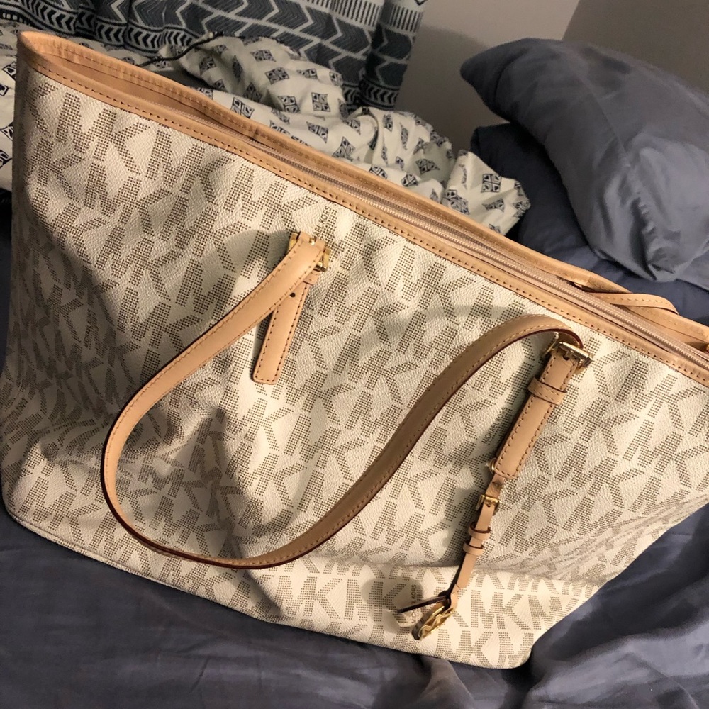 PLEASE READ !! Michael Kors Bag